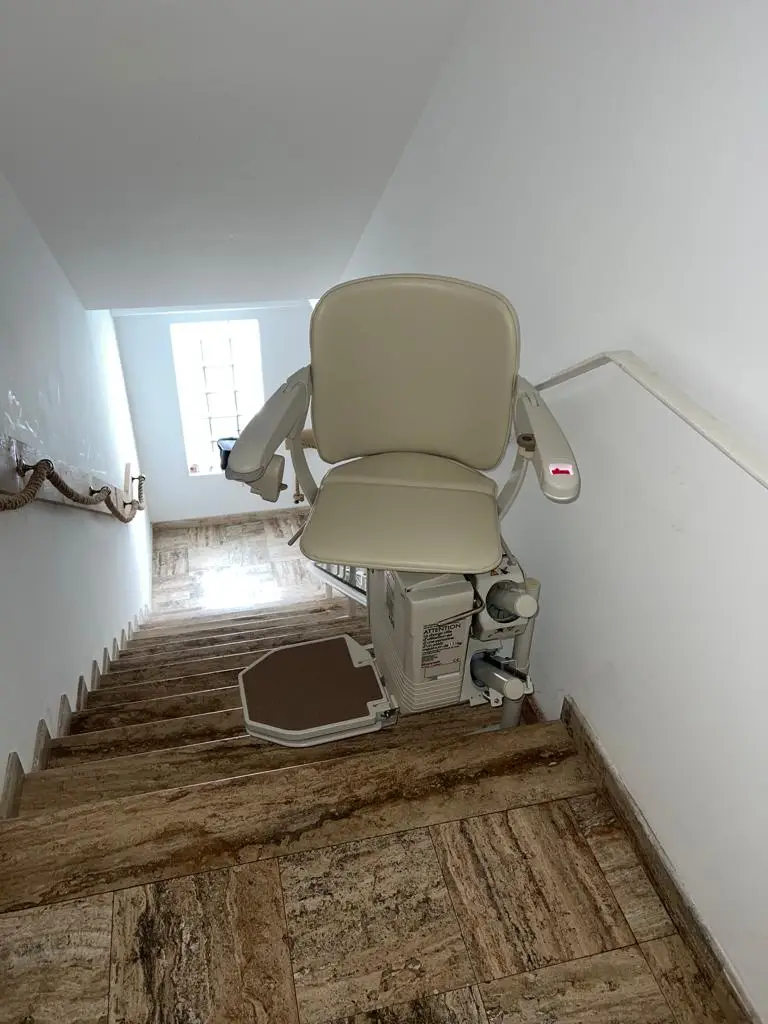 Installation dun monte escalier stannah sur BAR SUR SEINE