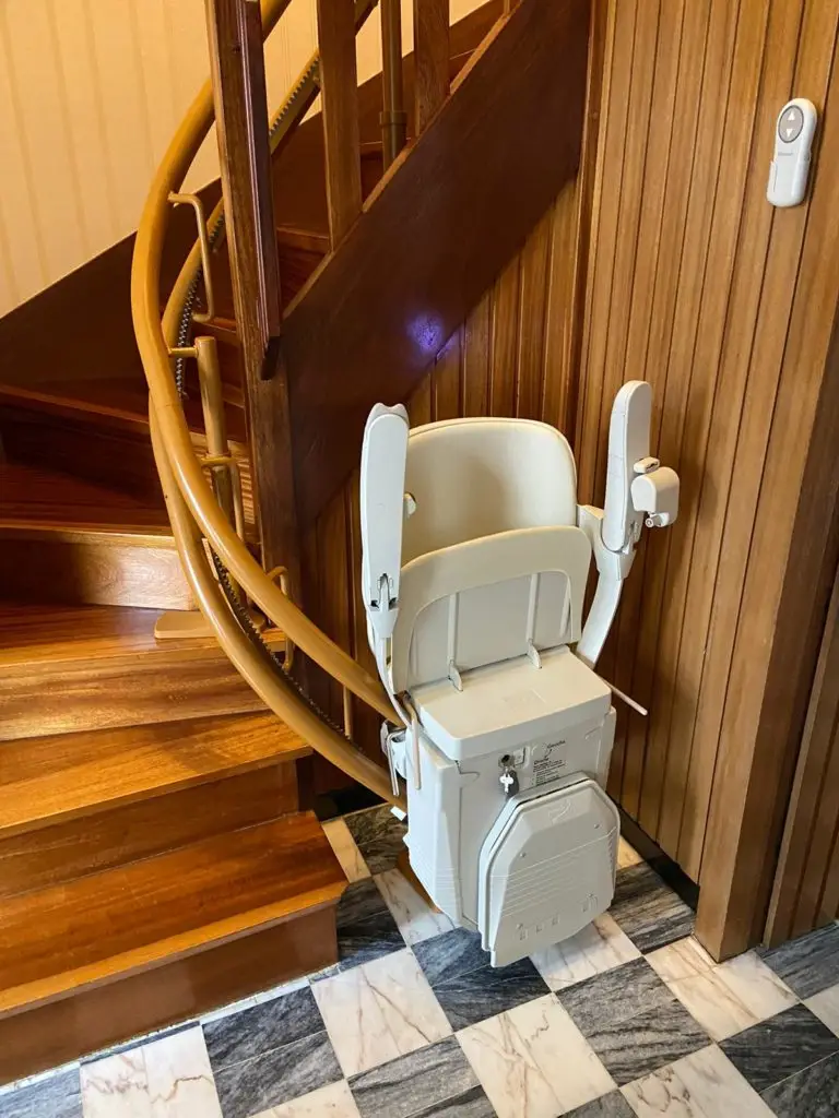 InstallationdunmonteescaliersurmesurestannahsurCHARLEVILLEMEZIERESdanslesArdennes08