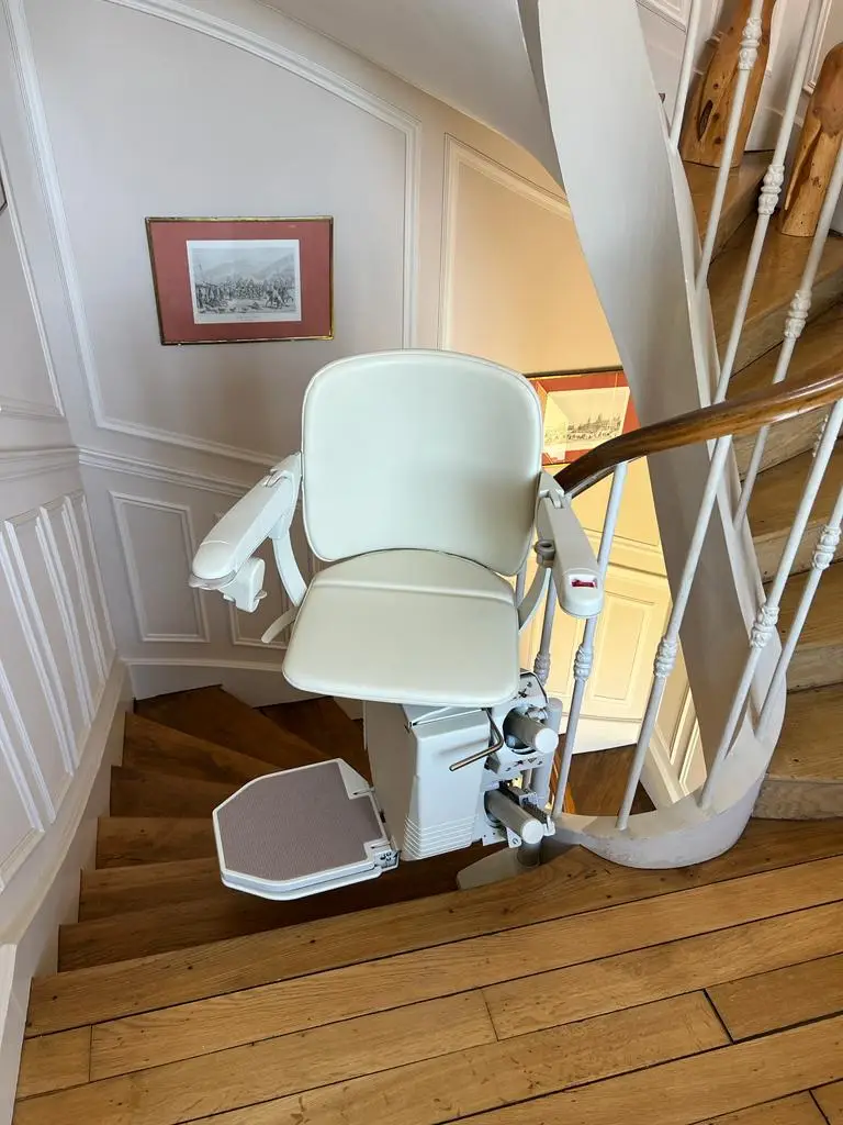 Monte escalier Stannah pivote en haut