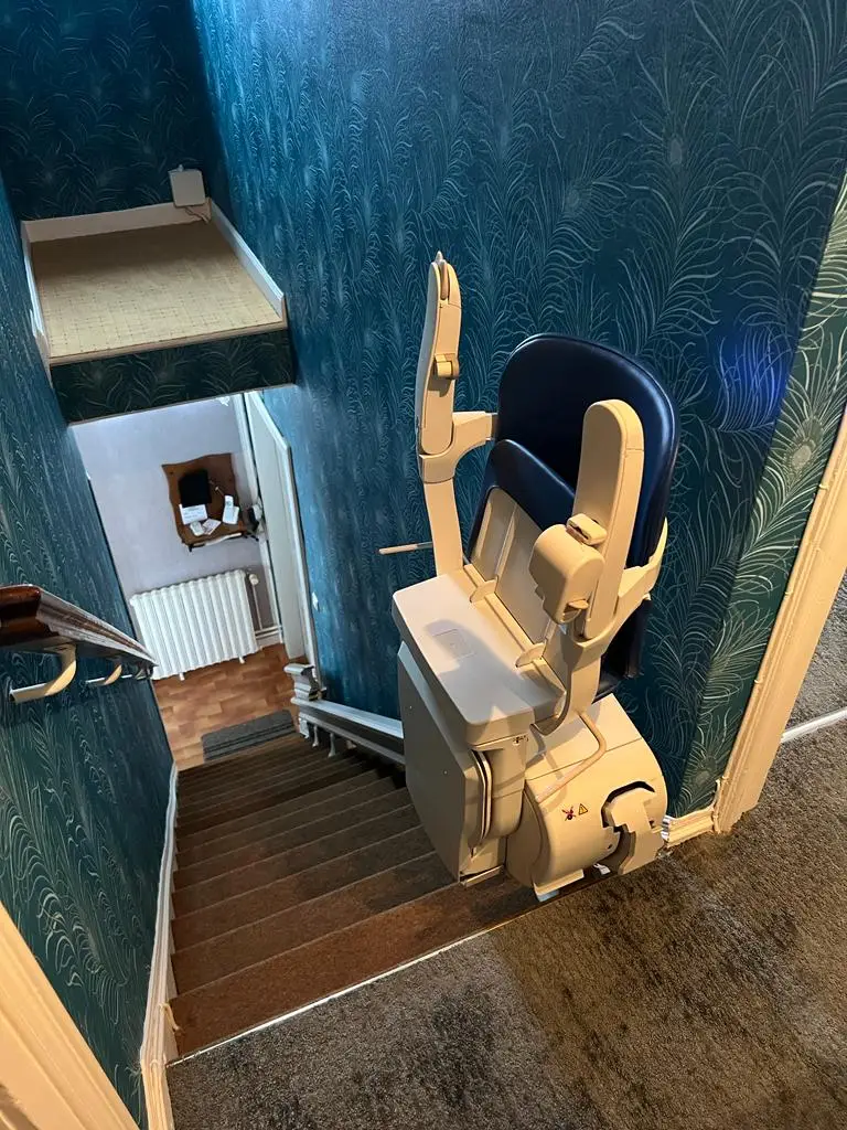 Monte escalier avec rail retractable