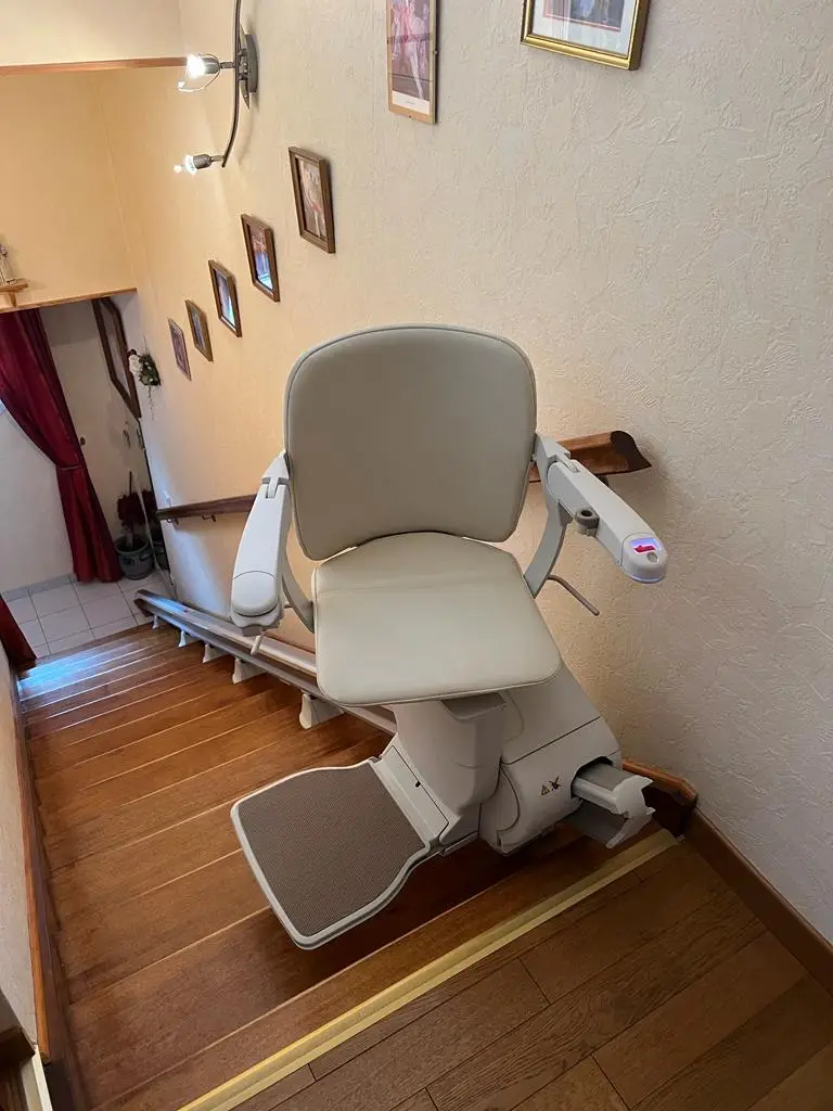 Monte escalier droit tourne en haut