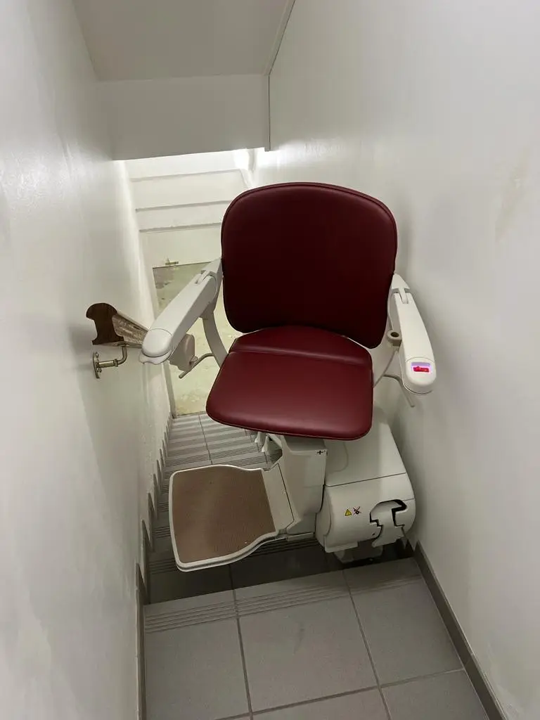 Monte escalier etroit