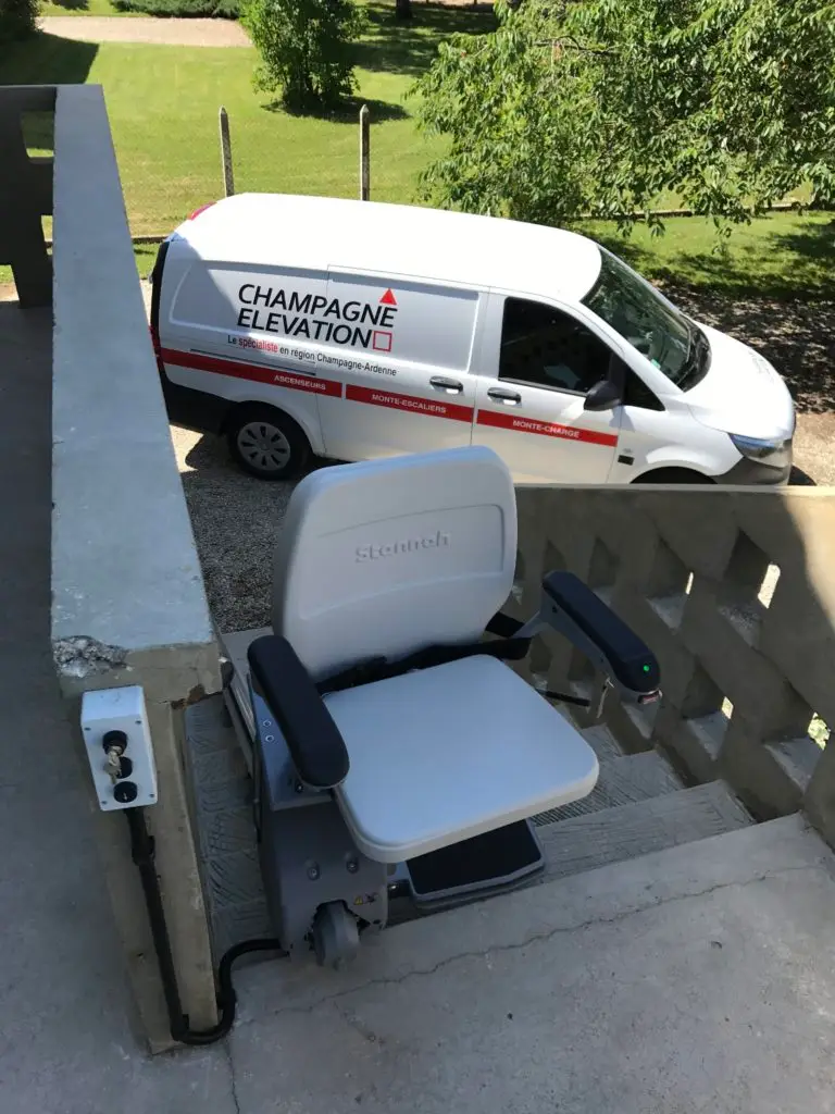 Monte escalier exterieur pivote en haut