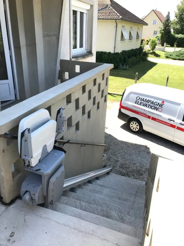 Monte escalier exterieur replie