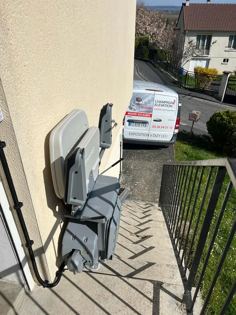 Monte escalier exterieur stannah a CHARLEVILLE MEZIERES