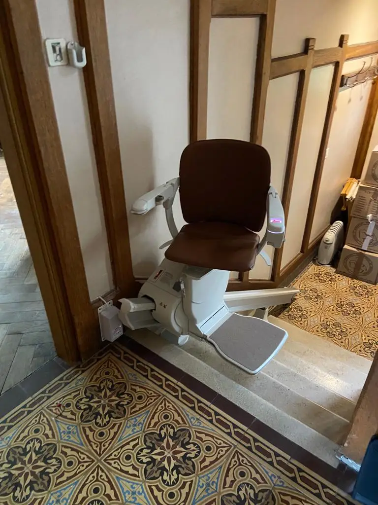 Monte escalier stannah a SEZANNE pivote en haut