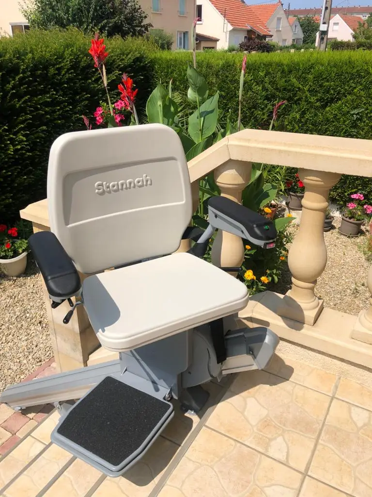 Monte escalier stannah exterieur a GIVET