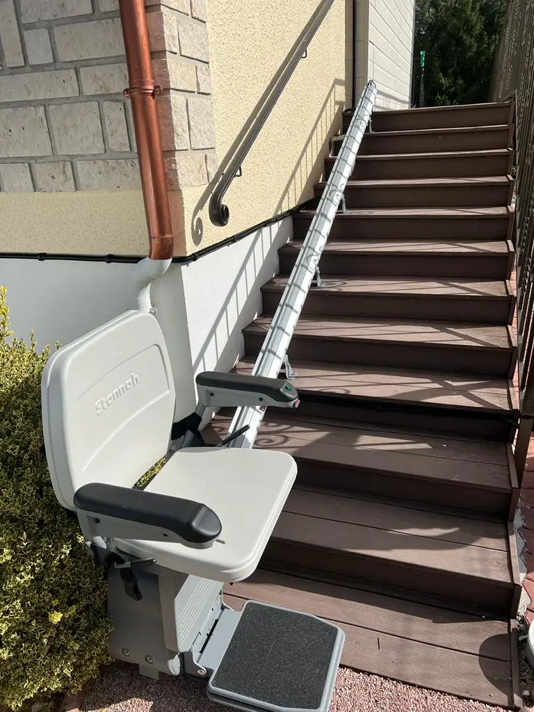 Monte escalier stannah exterieur a SEZANNE